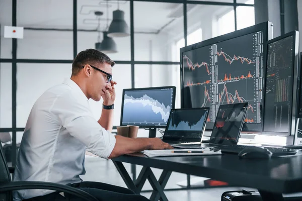 Formeller Kleidung Junge Börsenmakler Arbeiten Drinnen Büro Viele Der Anzeigen — Stockfoto