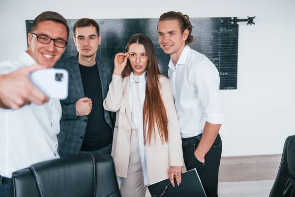 Fare Selfie Gruppo Giovani Intelligenti Che Stanno Vicino Alla Lavagna — Foto Stock