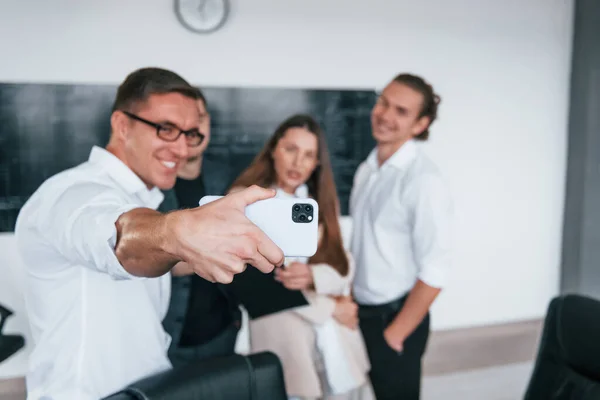 Haciendo Selfie Grupo Jóvenes Inteligentes Que Pie Cerca Pizarra Oficina — Foto de Stock