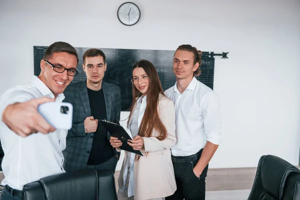 Faire Selfie Groupe Jeunes Gens Intelligents Qui Tiennent Près Tableau — Photo