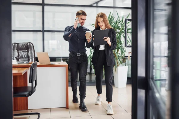 Kvinna Och Man Formella Kläder Med Dokument Som Talar Med — Stockfoto