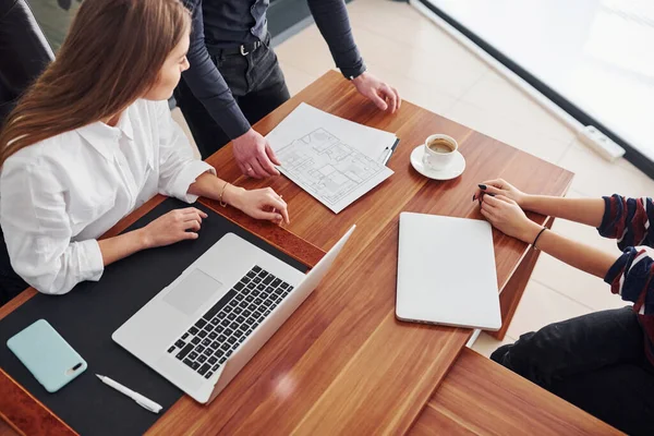 Top View Van Drie Mensen Die Het Kantoor Werken Laptop — Stockfoto