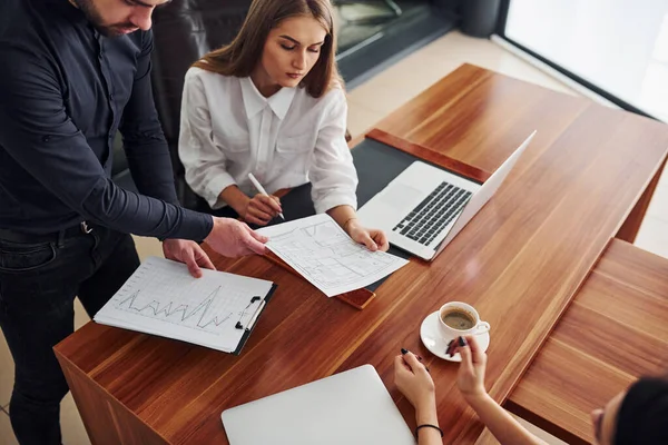 Vista Dall Alto Tre Persone Che Lavorano Ufficio Tramite Laptop — Foto Stock