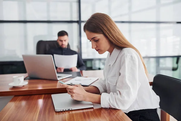 Resmi Giyinmiş Bir Kadın Bir Adam Ofis Içinde Masa Masa — Stok fotoğraf