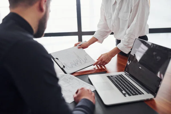 Mujer Hombre Ropa Formal Trabajando Juntos Interiores Oficina Por Mesa — Foto de Stock