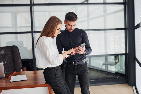 Mujer Hombre Ropa Formal Con Documentos Que Hablan Entre Oficina — Foto de Stock