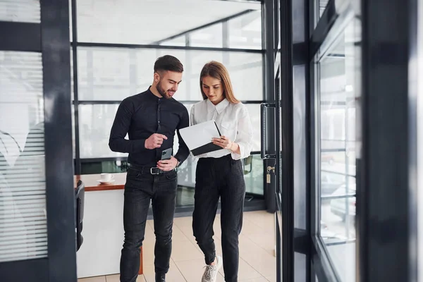 Kvinna Och Man Formella Kläder Med Dokument Som Talar Med — Stockfoto