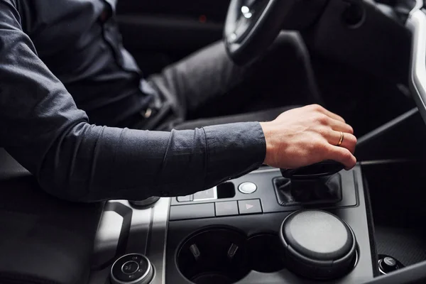 Man Elegante Kleren Zitten Gloednieuwe Dure Auto — Stockfoto