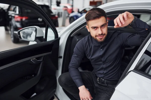 Jongeman Formele Kleren Buurt Van Gloednieuwe Dure Auto — Stockfoto