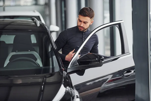 Jovem Roupas Formais Está Perto Novo Carro Caro — Fotografia de Stock