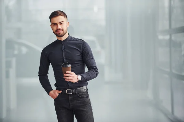 Jonge Man Met Baard Elegante Kleren Staan Binnen Tegen Een — Stockfoto