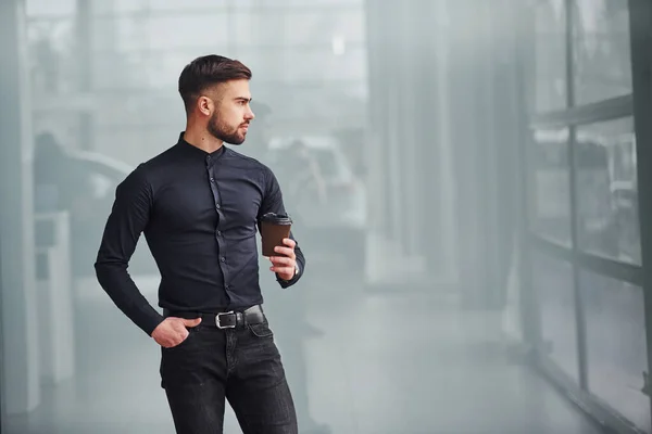 Jonge Man Met Baard Elegante Kleren Staan Binnen Tegen Een — Stockfoto