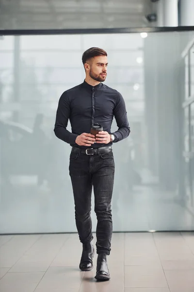 Jonge Man Met Baard Elegante Kleren Staan Binnen Tegen Een — Stockfoto