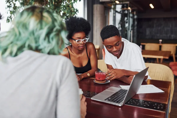 Groupe Personnes Multi Ethniques Avec Fille Alternative Aux Cheveux Verts — Photo