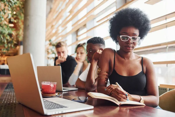 Mujer Negra Sentada Frente Grupo Personas Multiétnicas Con Chica Alternativa —  Fotos de Stock