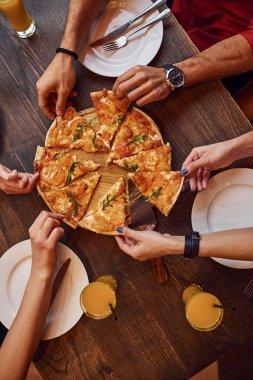 Kapalı alanda pizza yiyen ve alan insanları yakından izleyin..