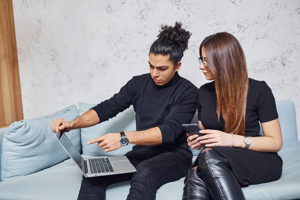 Man Curly Hair Woman Black Clothes Sitting Laptop Indoors Have — Foto de Stock