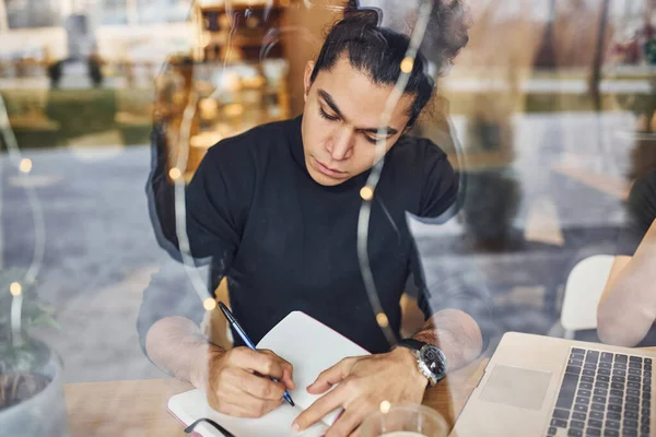 Siyah Kıvırcık Saçlı Genç Bir Yazar Kafenin Içinde Elinde Kalem — Stok fotoğraf