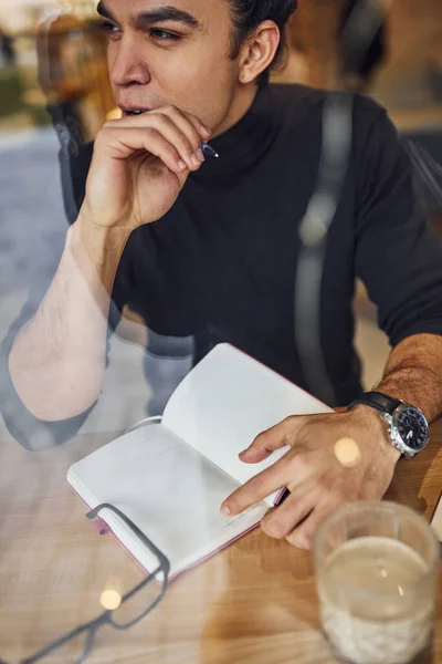 Siyah Kıvırcık Saçlı Genç Bir Yazar Kafenin Içinde Elinde Kalem — Stok fotoğraf