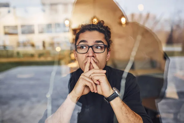 Giovane Ragazzo Con Capelli Ricci Neri Seduto Coperto Caffè Vista — Foto Stock