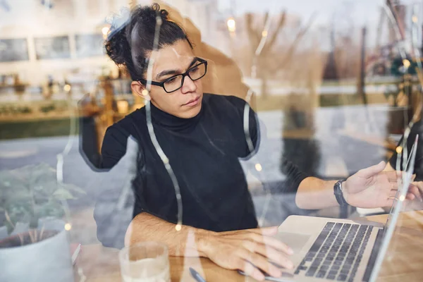 Young Guy Black Curly Hair Sitting Indoors Cafe Laptop View — Stok fotoğraf