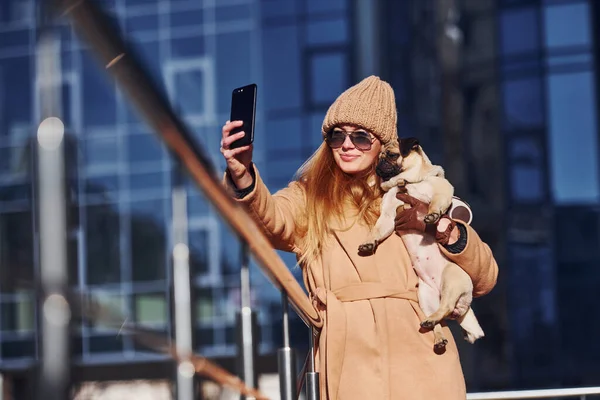 Frau Warmer Kleidung Hat Ihren Kleinen Mops Hund Auf Händen — Stockfoto