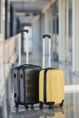 Gündüz vakti havaalanı salonunda siyah beyaz bavullar..