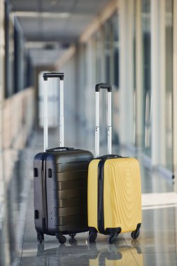 Gündüz vakti havaalanı salonunda siyah beyaz bavullar..