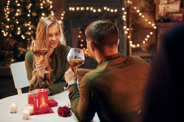 Aktif konuşma. Genç ve güzel çift evde romantik bir akşam yemeği yiyor..