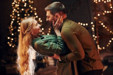 Samimi duygular ve duygular. Genç ve güzel çift evde romantik bir akşam yemeği yiyor..