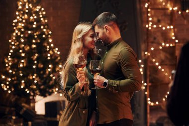 Samimi duygular ve duygular. Genç ve güzel çift evde romantik bir akşam yemeği yiyor..