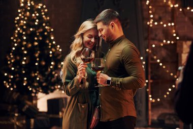 Samimi duygular ve duygular. Genç ve güzel çift evde romantik bir akşam yemeği yiyor..