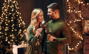 Samimi duygular ve duygular. Genç ve güzel çift evde romantik bir akşam yemeği yiyor..