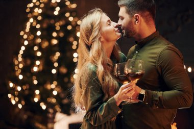 Samimi duygular ve duygular. Genç ve güzel çift evde romantik bir akşam yemeği yiyor..