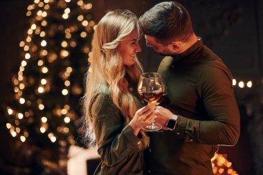 Samimi duygular ve duygular. Genç ve güzel çift evde romantik bir akşam yemeği yiyor..