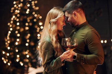 Samimi duygular ve duygular. Genç ve güzel çift evde romantik bir akşam yemeği yiyor..