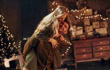 Eğleniyorum. Genç ve güzel çift evde romantik bir akşam yemeği yiyor..