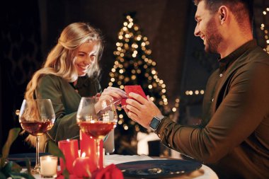 Adam zarif bir restoranda güzel bir kadına evlenme teklif ediyor. Genç ve güzel çift evde romantik bir akşam yemeği yiyor..