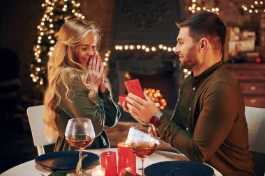 Adam zarif bir restoranda güzel bir kadına evlenme teklif ediyor. Genç ve güzel çift evde romantik bir akşam yemeği yiyor..