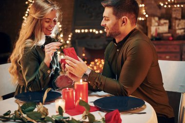 Adam zarif bir restoranda güzel bir kadına evlenme teklif ediyor. Genç ve güzel çift evde romantik bir akşam yemeği yiyor..