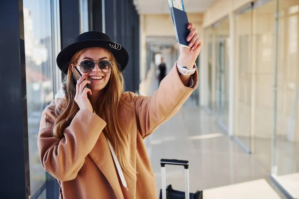 Young Woman Sunglasses Warm Clothes Hat Standing Indoors Airport Phone — Stock Photo, Image
