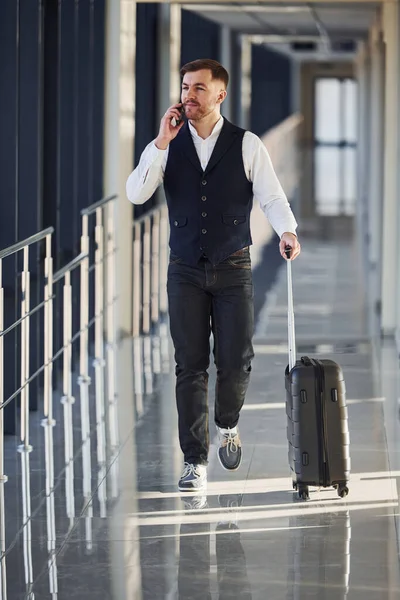 Young Male Passenger Elegant Formal Clothes Airport Hall Walking Baggage — Zdjęcie stockowe