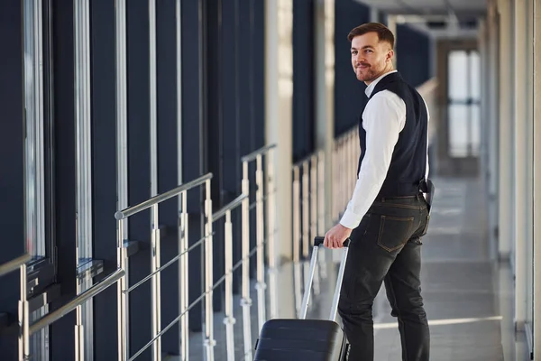 Ung Manlig Passagerare Eleganta Formella Kläder Flygplatshallen Promenader Med Bagage — Stockfoto