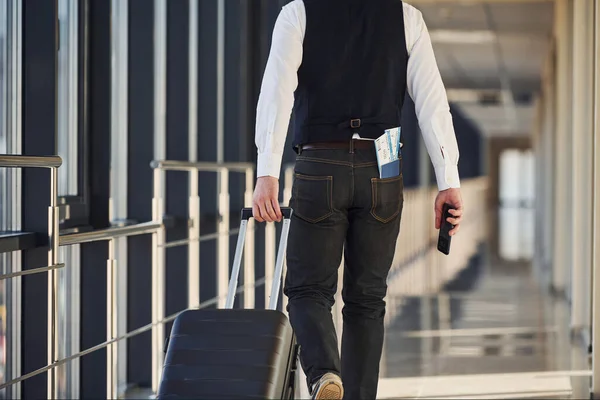 Achteraanzicht Van Mannelijke Passagier Elegante Formele Kleding Luchthaven Hal Met — Stockfoto