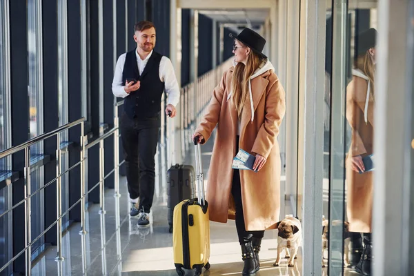 Female Passenger Warm Clothes Dog Baggage Walk Man Formal Wear — Stockfoto