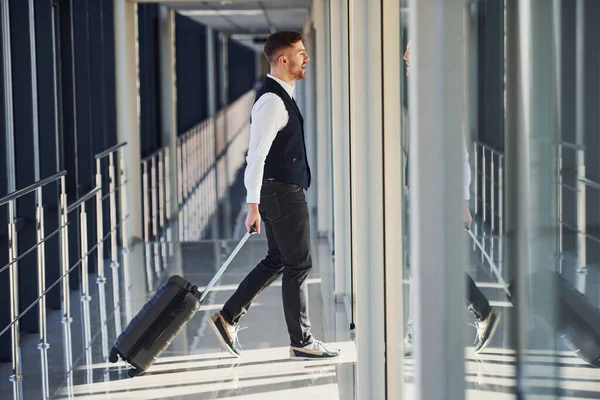 Jonge Mannelijke Passagier Elegante Formele Kleding Luchthavenhal Wandelen Met Bagage — Stockfoto