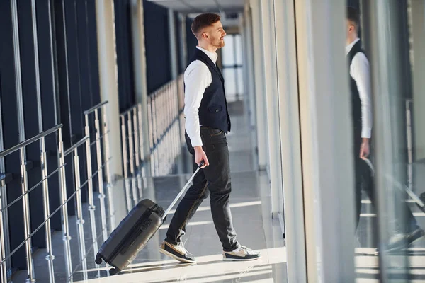 Young Male Passenger Elegant Formal Clothes Airport Hall Walking Baggage — Stockfoto