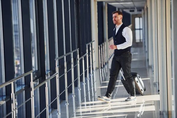 Jonge Mannelijke Passagier Elegante Formele Kleding Luchthavenhal Wandelen Met Bagage — Stockfoto