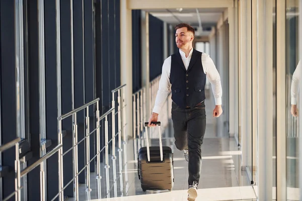 Jonge Mannelijke Passagier Elegante Formele Kleding Luchthavenhal — Stockfoto