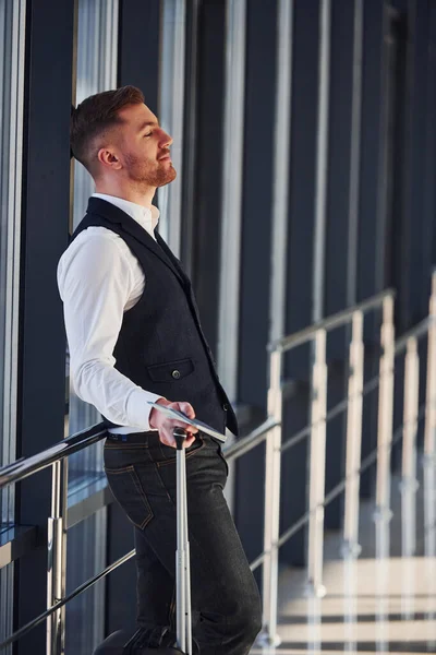 Pasajero Masculino Joven Ropa Formal Elegante Está Sala Del Aeropuerto —  Fotos de Stock